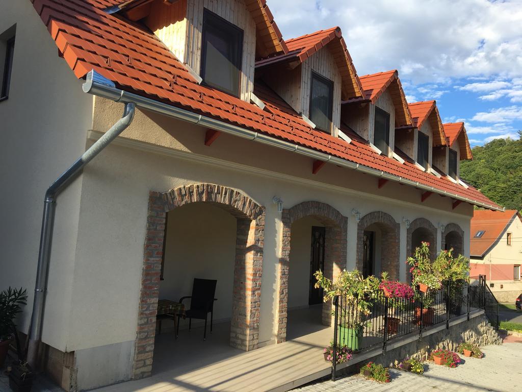 Csipke Lovaspanzio Orfu Exterior photo